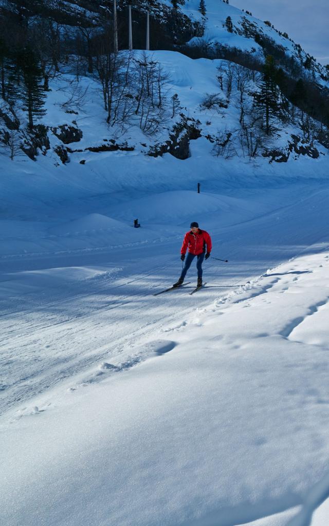 Skieur de fond en direction du plateau à l’espace nordique de la Pierre Saint-Martin