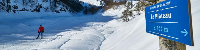 Skieur de fond en direction du plateau à l’espace nordique de la Pierre Saint-Martin