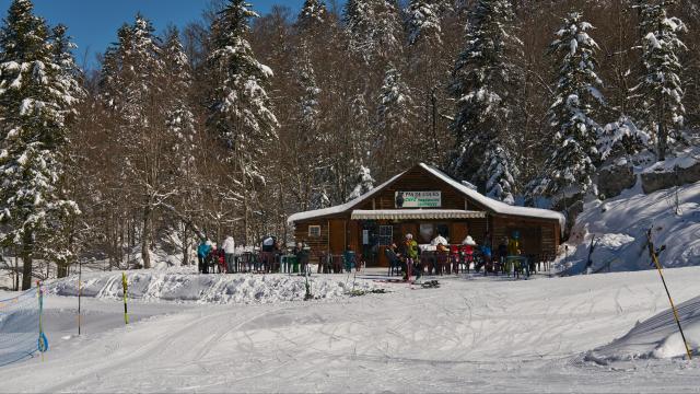 Bar-restaurant du Pas de l’Ours devant l’espace nordique de la Pierre Saint-Martin et proche du télésiège « Family » pour se restaurer ou faire une pause fraîcheur après l’effort avec une vue panoramique.