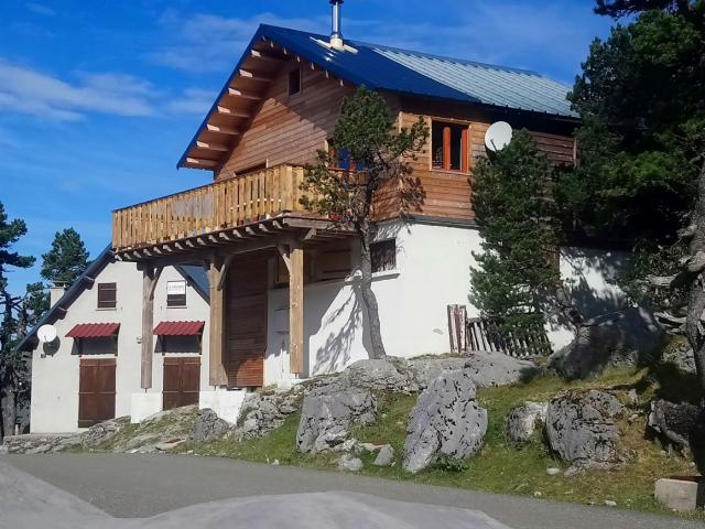 Hébergements dans le village de chalets de la Pierre Saint-Martin en été pour profiter de la quiétude des montagnes