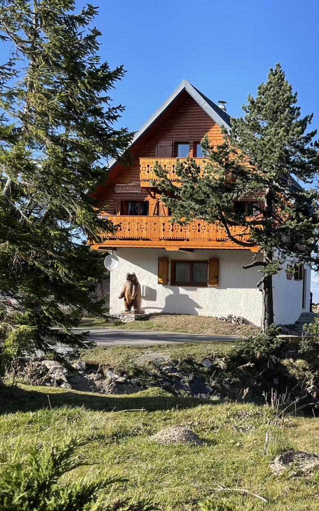 Hébergements dans le village de chalets de la Pierre Saint-Martin en été pour profiter de la quiétude des montagnes