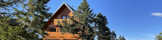 Hébergements dans le village de chalets de la Pierre Saint-Martin en été pour profiter de la quiétude des montagnes