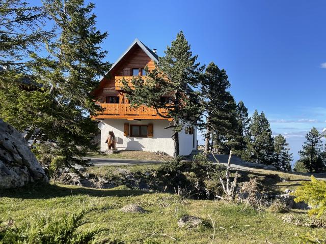 Hébergements dans le village de chalets de la Pierre Saint-Martin en été pour profiter de la quiétude des montagnes