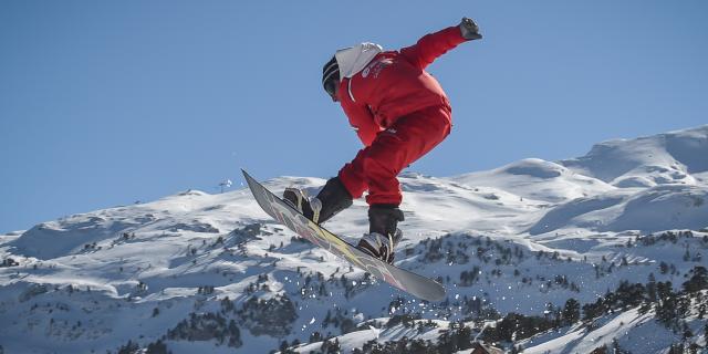 Figure freestyle sur les pistes à la Pierre Saint-Martin dans les Pyrénées