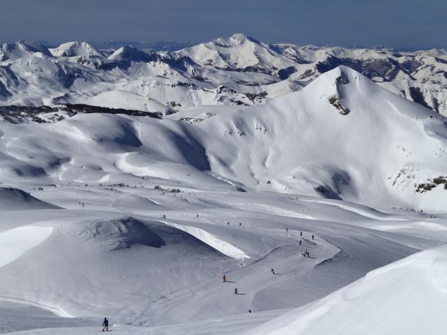 Snowboarder et skieurs partagent le domaine de la Pierre Saint-Martin