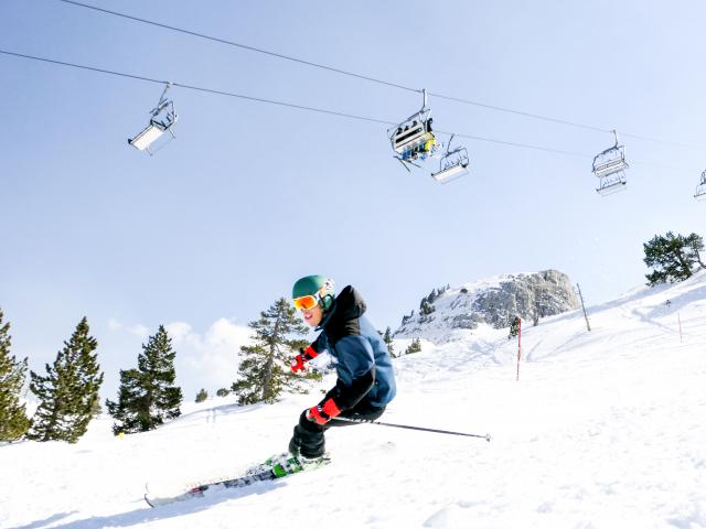 Domaine skiable et télésiège de la station de La Pierre Saint-Martin pour le plaisir des skieurs.