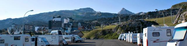 Aire Camping Cars à la Pierre Saint-Martin en été
