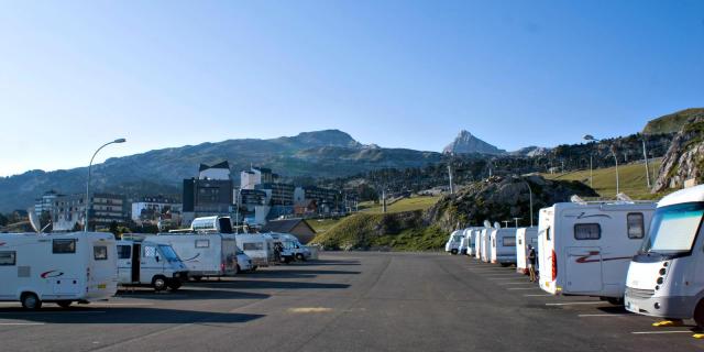 Aire Camping Cars à la Pierre Saint-Martin en été