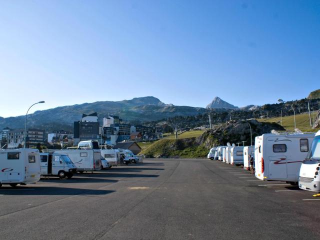 Aire Camping Cars à la Pierre Saint-Martin en été