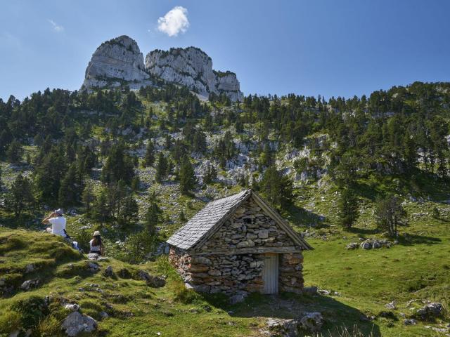 Pause contemplative à la cabane de Camplong, au départ de La Pierre Saint-Martin