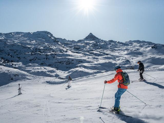 Ski avec vue face au pic d'Anie à La Pierre Saint-Martin