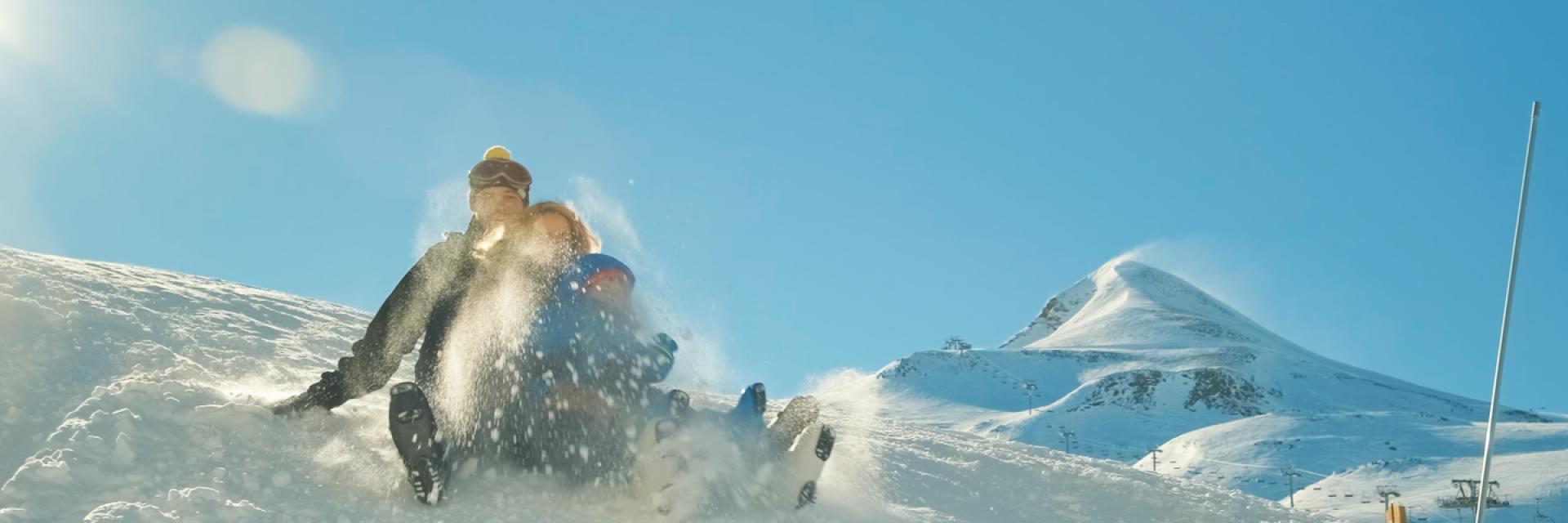 Glissade dans la neige en famille à La Pierre Saint-Martin