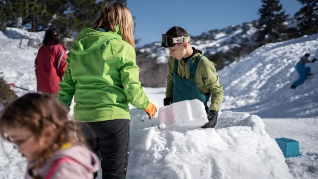 Animation construction d'gloo pendant les vacances scolaires à La Pierre Saint-Martin