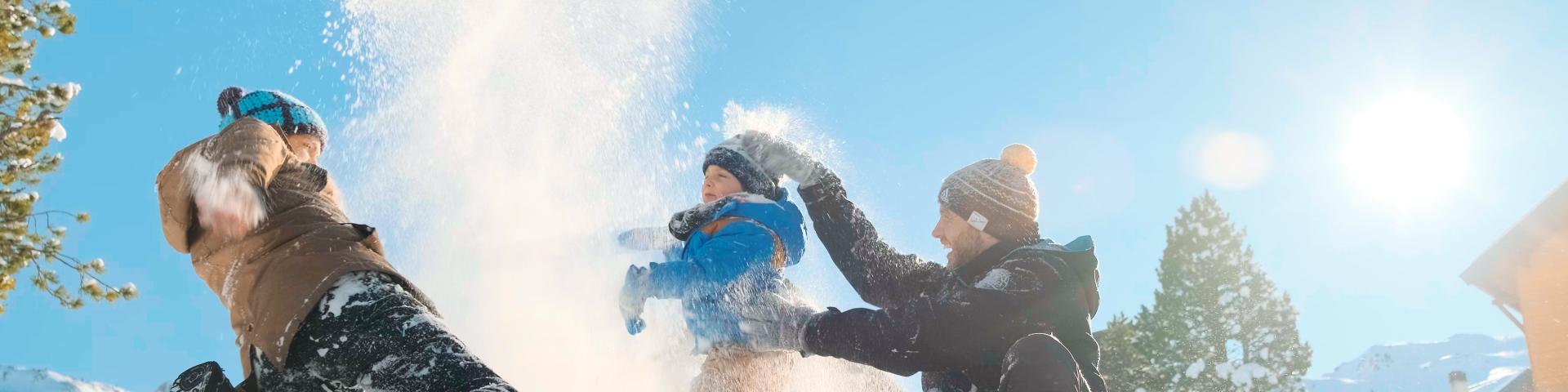 Bataille de boules de neige en famille à La Pierre Saint-Martin