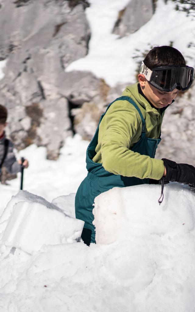 Atelier construction d'igloo en famille à La Pierre Saint-Martin