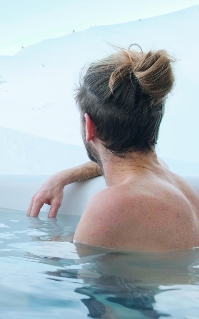Détente dans le bain nordique face au panorama enneigé à La Pierre Saint-Martin