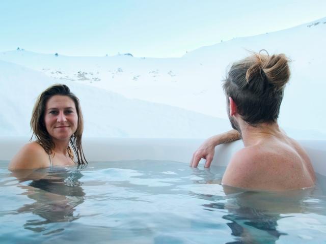 Détente dans le bain nordique face au panorama enneigé à La Pierre Saint-Martin