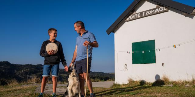En été, visite et échange avec le berger dans sa cabane à La Pierre Saint-Martin