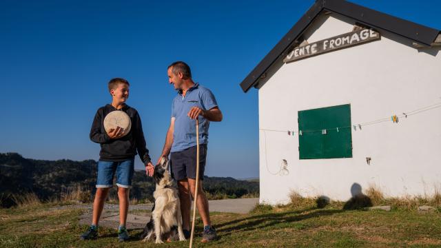 En été, visite et échange avec le berger dans sa cabane à La Pierre Saint-Martin