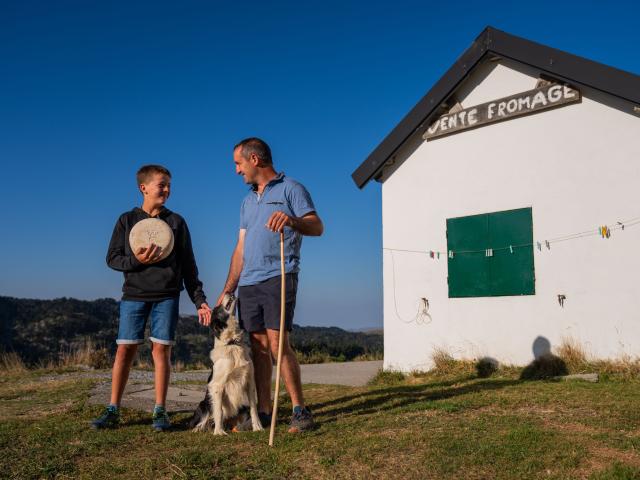 En été, visite et échange avec le berger dans sa cabane à La Pierre Saint-Martin