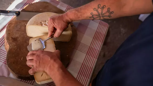Dégustation et vente de fromage dans les cabanes de berger en été à La Pierre Saint-Martin
