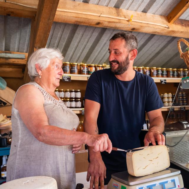 Annie et Cédric vous accueillent de juin à septembre dans leur cabane à La Pierre Saint-Martin