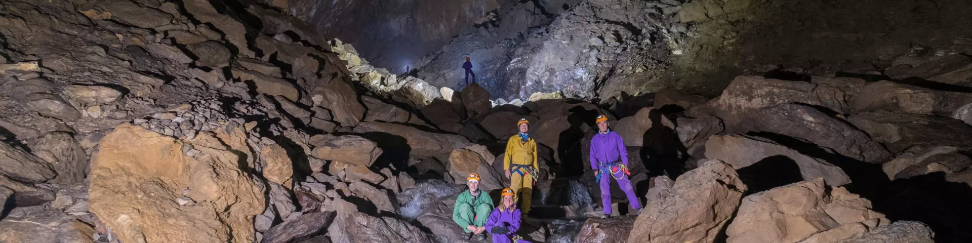 Près de La Pierre Saint-Martin, partez pour une aventure sportive dans la grotte de La Verna, à partir de 12 ans.