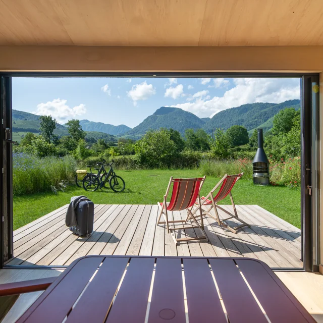 Terrasse ensoleillée et spa privatisé pour vos vacances en hébergement insolite à Arette, Pyrénées béarnaises