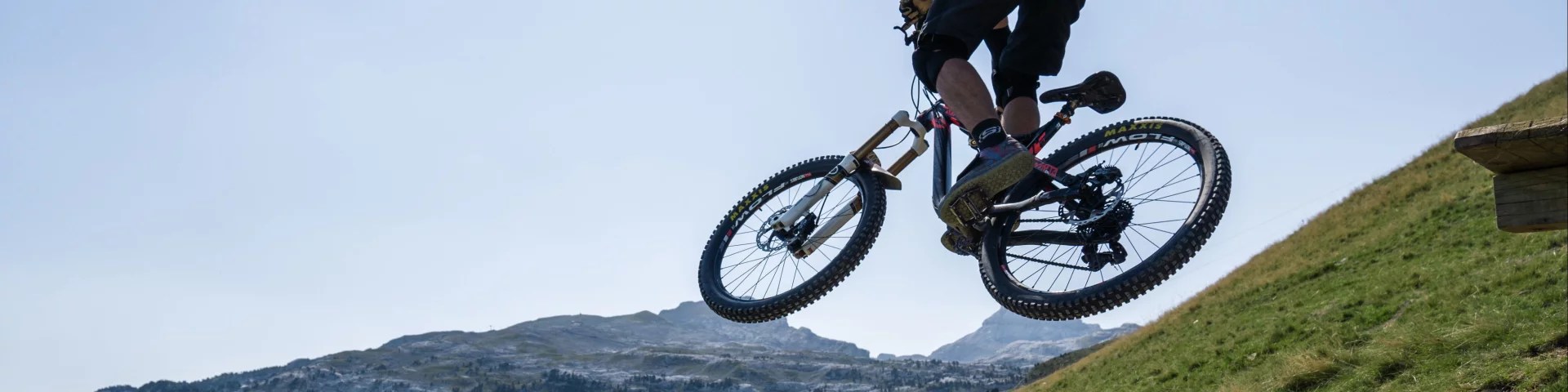 Figure en VTT sur les modules du Bike Park de La Pierre Saint-Martin