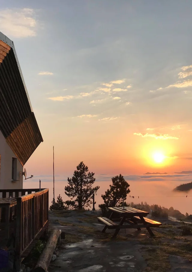 De juin à septembre, le Refuge Jeandel accueille les randonneurs du GR10 à La Pierre Saint-Martin