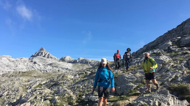 Les accompagnateurs en montagne des Pyrénées béarnaises vous guident jusqu'au Pic d'Anie, La Pierre Saint-Martin