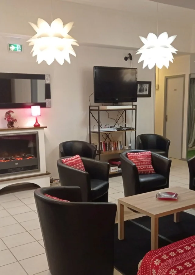 L'hôtel du Pic d'Anie est ouvert en saison d'hiver, il se situe au départ des pistes de ski de La Pierre Saint-Martin