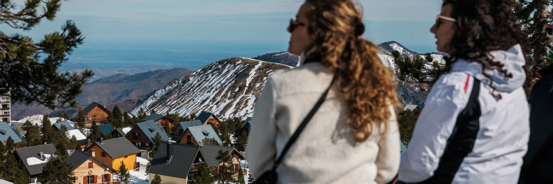 Découvrez la magie du village des chalets enneigé de La Pierre Saint-Martin lors d'une balade facile de 45 minutes