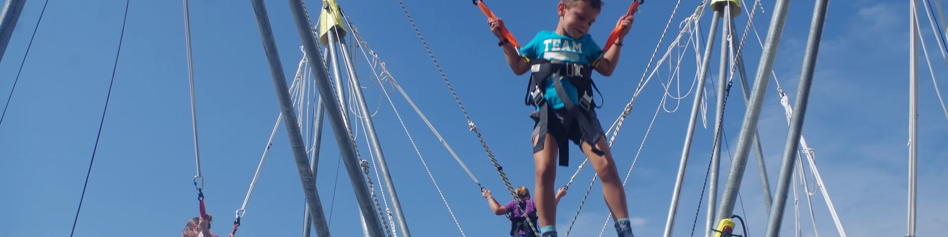 Le bungee trampoline est ouvert en juillet et août à La Pierre Saint-Martin