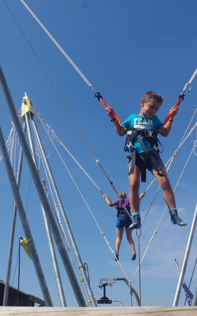 Le bungee trampoline est ouvert en juillet et août à La Pierre Saint-Martin