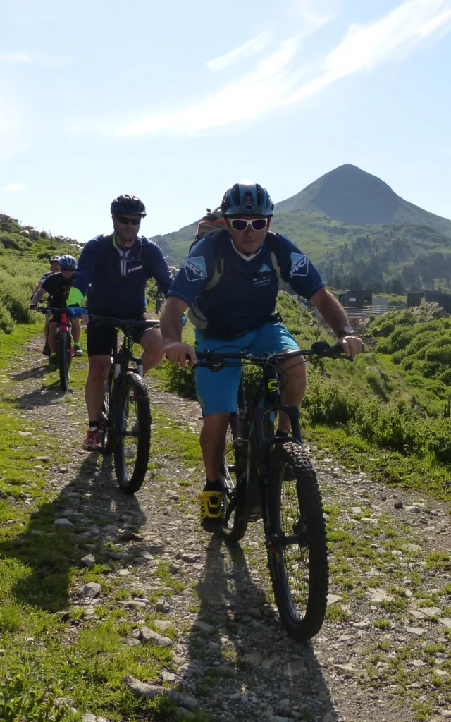 Découvrez La Pierre Saint-Martin autrement en participant à une sortie en VTTAE avec un guide diplômé