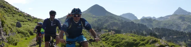 Découvrez La Pierre Saint-Martin autrement en participant à une sortie en VTTAE avec un guide diplômé