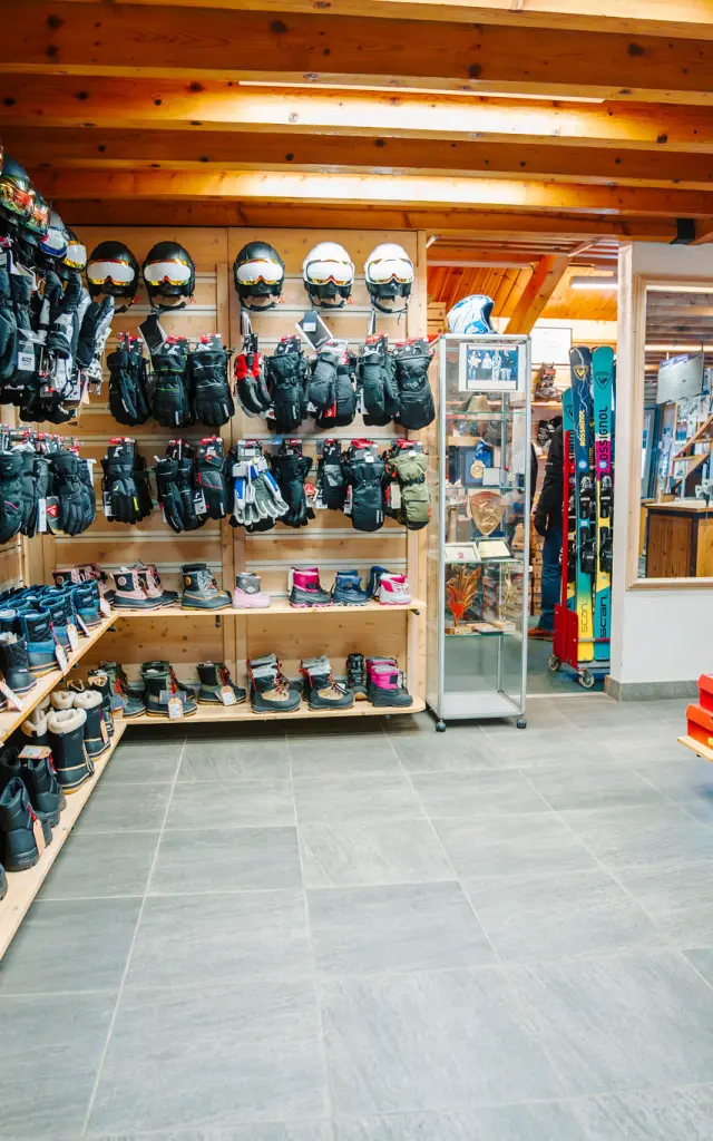 Rayons de vélo exposés dans un magasin spécialisé
