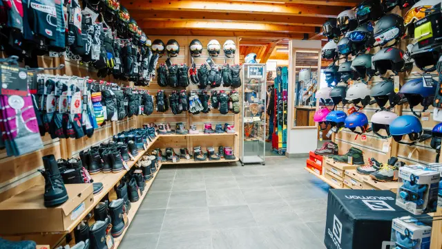 Rayons de vélo exposés dans un magasin spécialisé