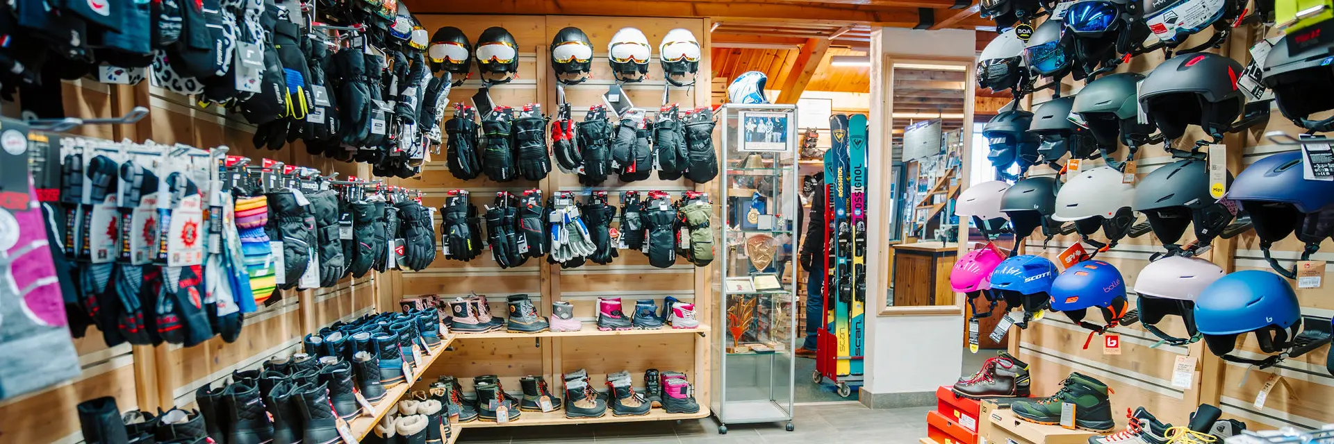 Rayons de vélo exposés dans un magasin spécialisé