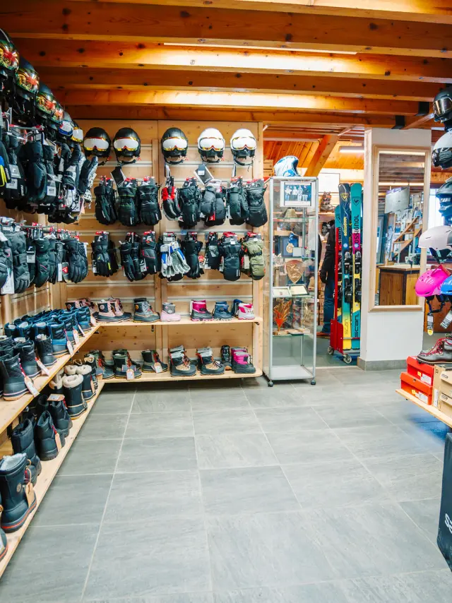 Rayons de vélo exposés dans un magasin spécialisé