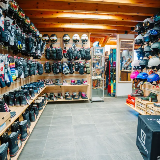 Rayons de vélo exposés dans un magasin spécialisé