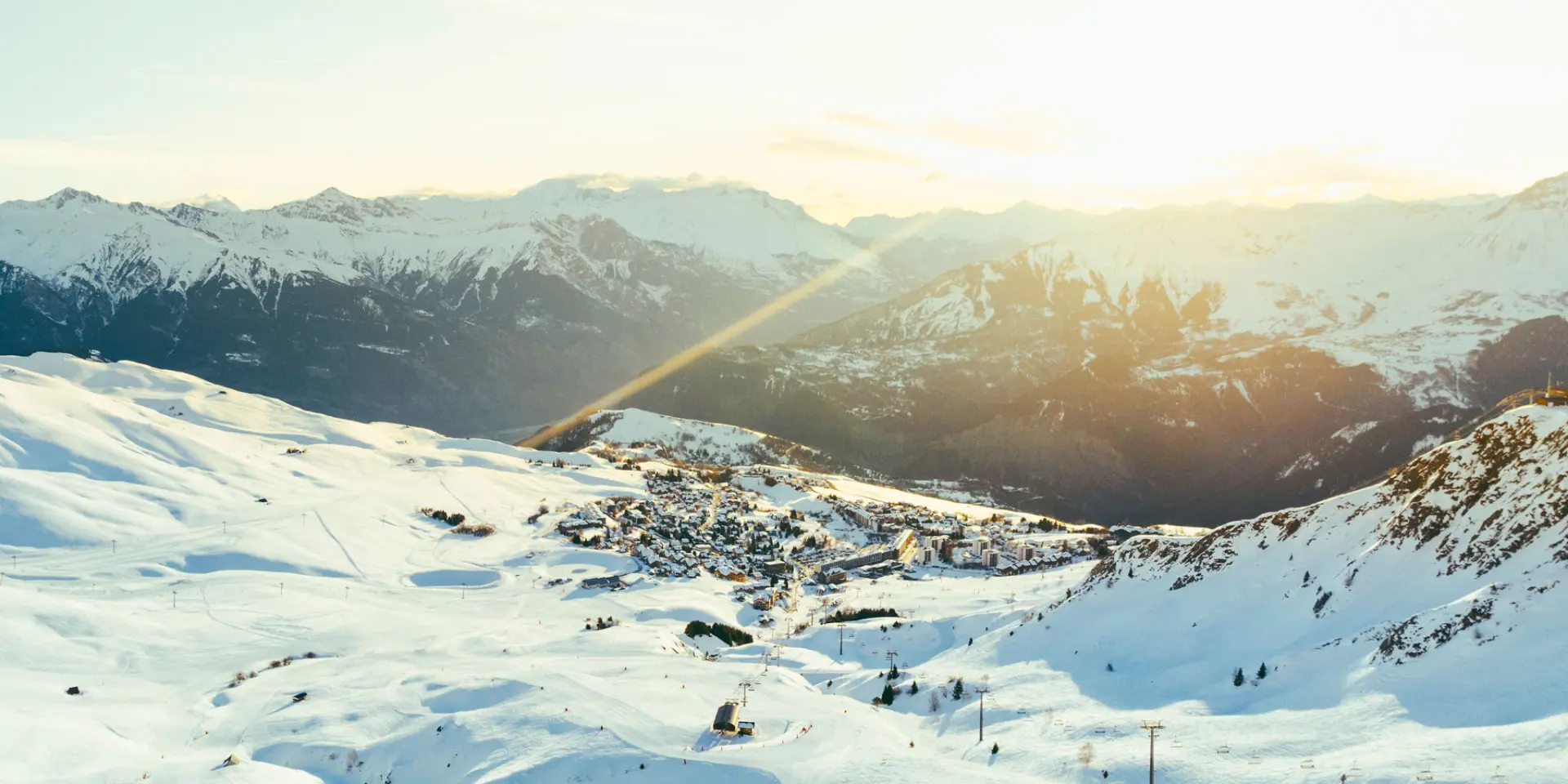 Station de La Toussuire enneigé au lever du soleil
