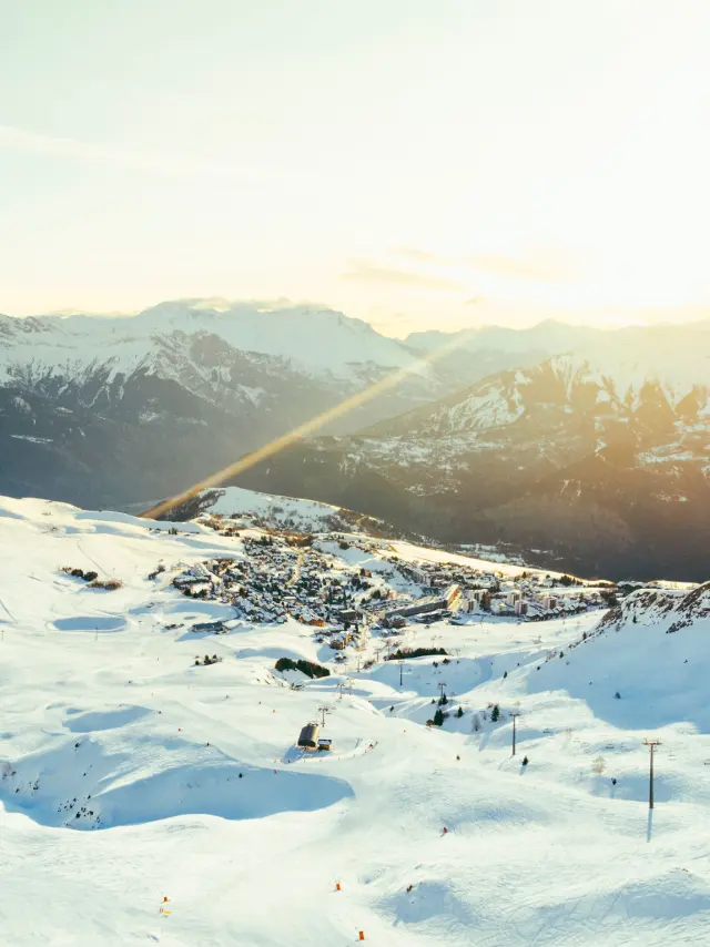 Station de La Toussuire enneigé au lever du soleil