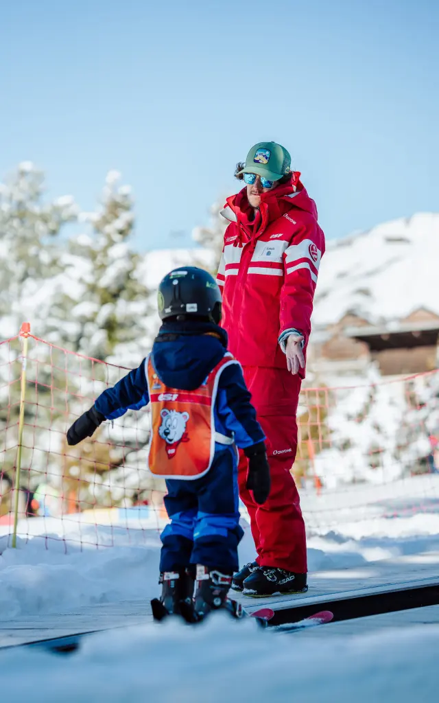 Un enfant et un moniteur ESF