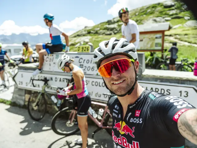 Cycliste en tenue de compétition avec un numéro 13 sur le dos, souriant après une course