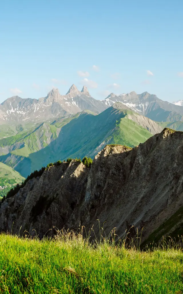 Deux randonneurs en tenue sportive marchent sur un sentier en montagne