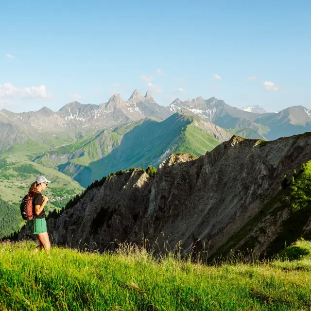 Deux randonneurs en tenue sportive marchent sur un sentier en montagne
