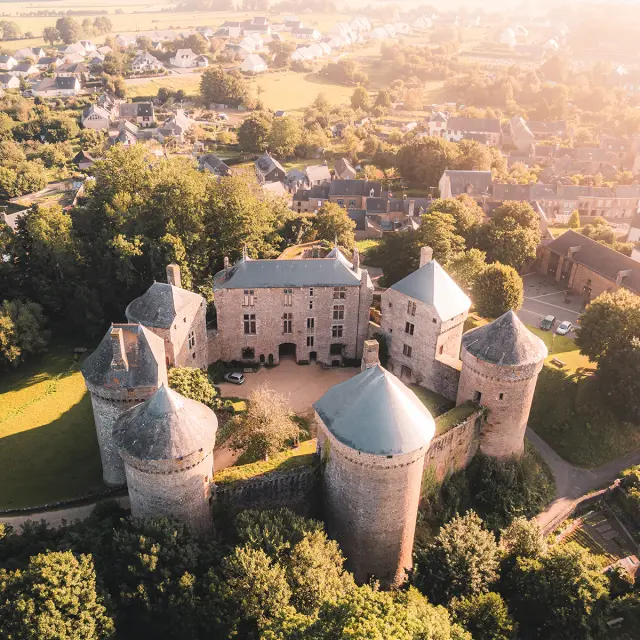 Chateau De Lassay Lassay Les Chateaux Cp Lezbroz Teddy Verneuil Mayenne Tourisme