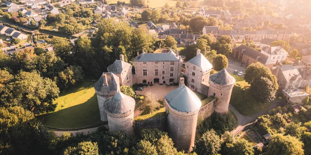 Chateau De Lassay Lassay Les Chateaux Cp Lezbroz Teddy Verneuil Mayenne Tourisme